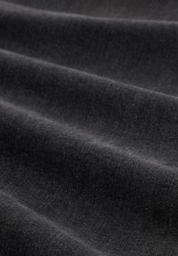 Tekstuuriga must kangas, millel on õrn läige, sujuva pinna ja õrnade voldidega. Materjal näeb välja vastupidav ja tihedalt kootud.