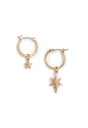 Orecchini a cerchio in tono oro con un piccolo charm a stella e un pendente a stella più grande, entrambi impreziositi da cristalli scintillanti.