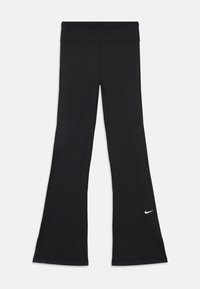 Melni platu stila jogas bikses ar platām jostām un mazu balto Nike zvana logotipu kreisajā kājā, tuvāk apakšai.