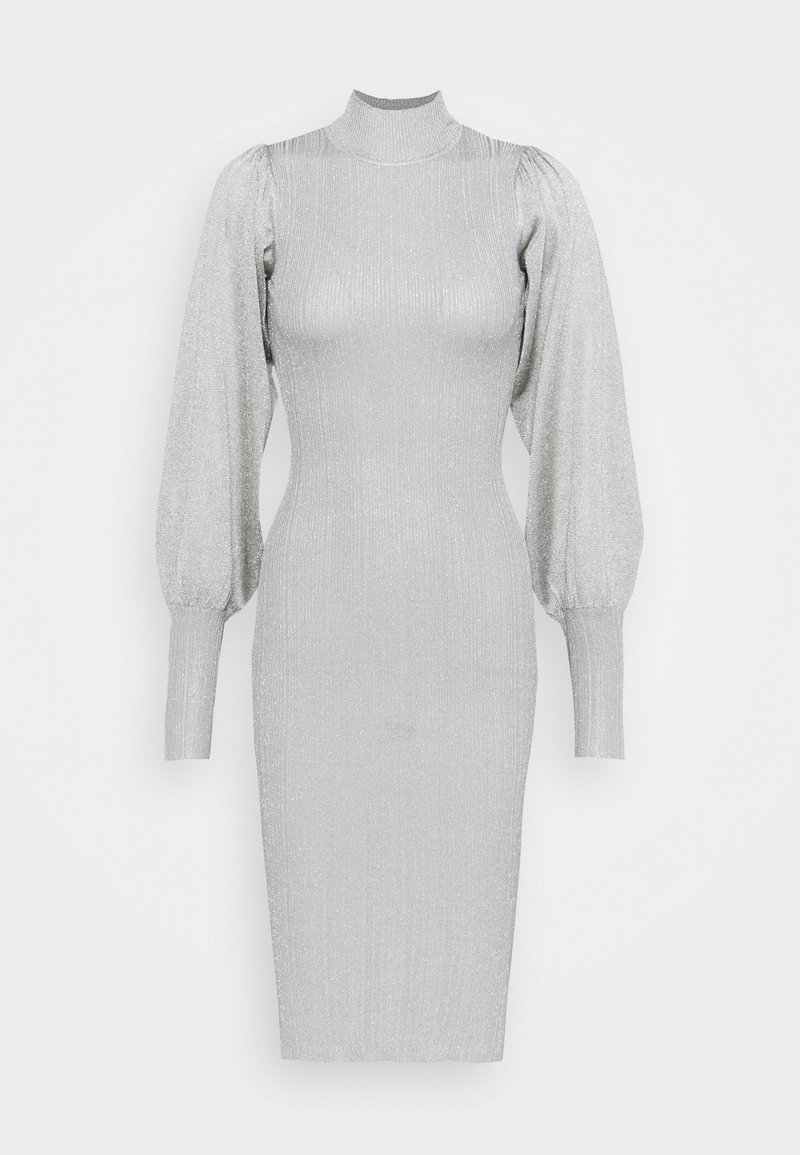 Robe argentée à côtes avec un col haut et des manches longues bouffantes. Design près du corps avec une texture lisse et un éclat métallique.