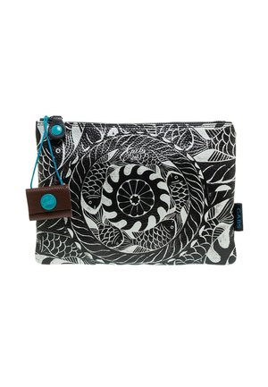 Clutch bianco e nero con motivo circolare a pesce, chiusura con zip e targhetta marrone con bottone blu e etichetta "GABS" sul lato.