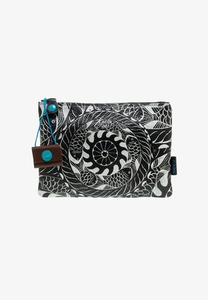 Clutch bianco e nero con motivo circolare a pesce, chiusura con zip e targhetta marrone con bottone blu e etichetta "GABS" sul lato.