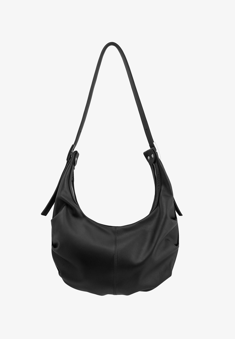 Czarna skórzana torba na ramię o miękkim, zaokrąglonym kształcie, z płaskim paskiem i zamkiem błyskawicznym po jednej stronie. Gładka faktura z widocznym przeszyciem.
