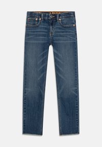 Jeans de mezclilla oscura con un corte recto, diseño de cinco bolsillos, patrones de desvanecimiento visibles y remaches de tono cobre.