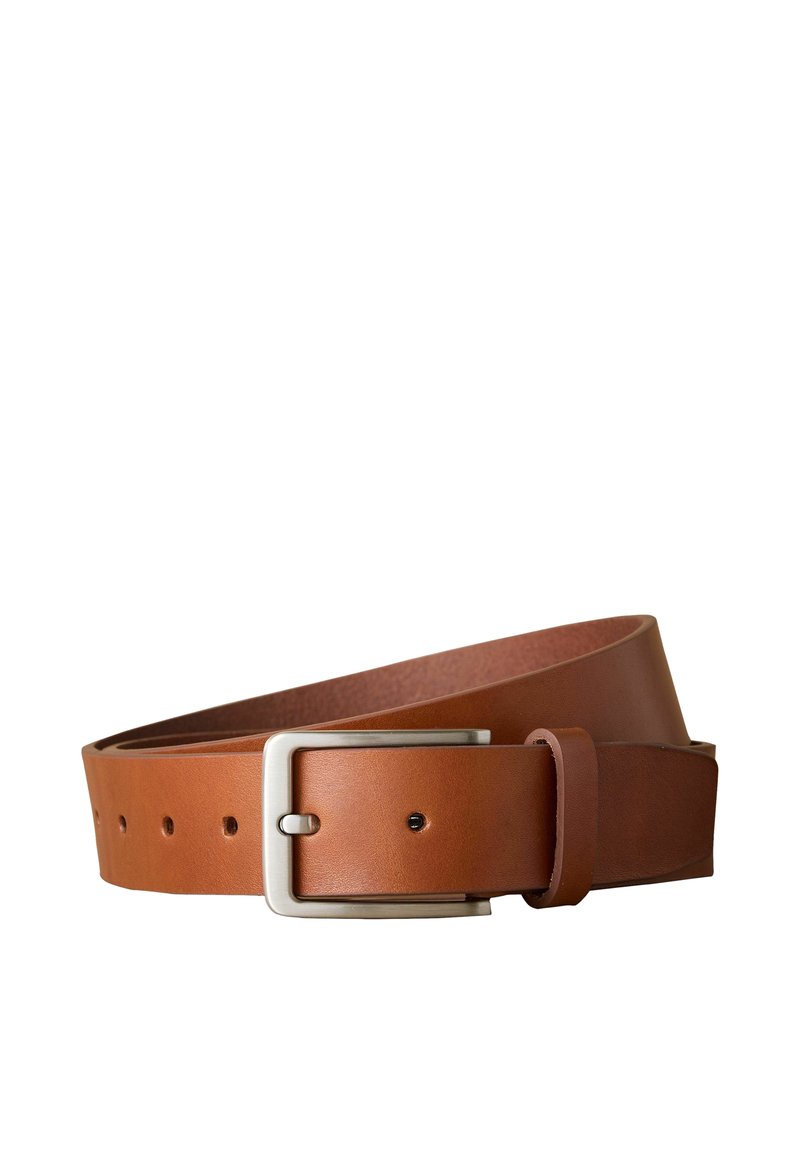 Ceinture en cuir marron avec une boucle rectangulaire en métal argenté, présentant des trous régulièrement espacés le long de la sangle pour un ajustement modulable. Texture lisse.