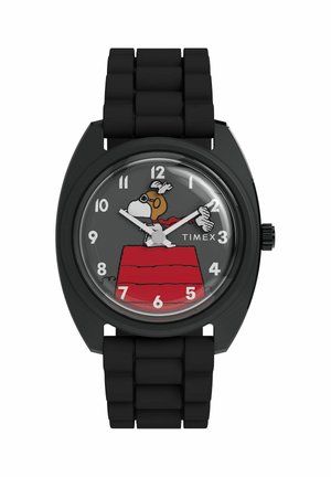 Must käekell musta rihmaga, millel on Snoopy punasel koeramajakesel lendava piloodina, valgete numbrite ja hõbedaste osutitega.