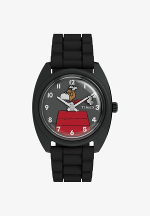 Reloj de pulsera negro con correa negra, que presenta a Snoopy como aviador volador sobre una esfera de caseta roja, con números blancos y agujas plateadas.