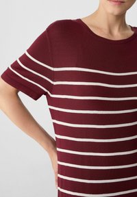 Burgunder gestreiftes T-Shirt aus weichem Strickstoff, mit weißen Streifen, Rundhalsausschnitt und kurzen Ärmeln. Keine Verzierungen oder Muster.