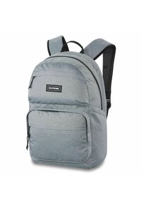 Grijze stoffen rugzak met gewatteerde schouderbanden, twee ritscompartimenten en een logo-patch. Gladde textuur met lineaire accenten.