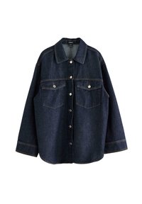 Mörkblå denimjacka med krage, knappstängning fram, två bröstfickor och kontrasterande sömnad. Avslappnad passform och långa ärmar.