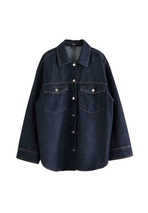 Mörkblå denimjacka med krage, knappstängning fram, två bröstfickor och kontrasterande sömnad. Avslappnad passform och långa ärmar.