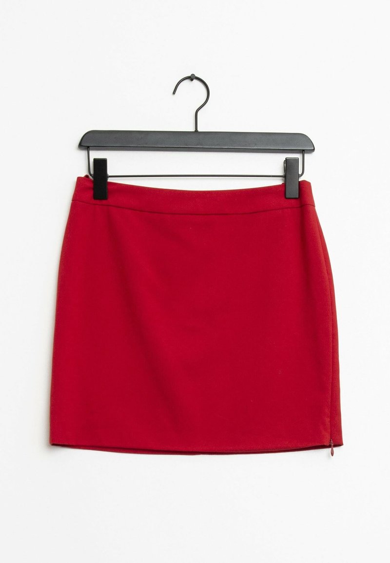 Červená áčková mini sukně vyrobená z hladkého materiálu, se skrytým zipem na boku a jednoduchým, minimalistickým designem pasu.