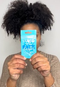 Un packaging blu richiudibile etichettato "Ease Freeze" presenta testo bianco. Lo sfondo è neutro, permettendo al prodotto di risaltare chiaramente.