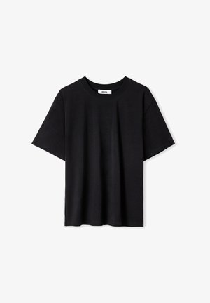 Zwarte t-shirt met korte mouwen, gemaakt van zachte stof, met een ronde hals en een relaxte pasvorm. Eenvoudig ontwerp, zonder patronen of accenten.