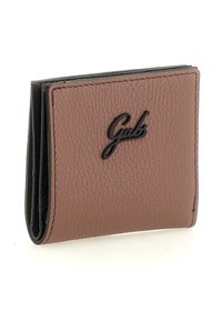Portafoglio pieghevole in pelle marrone con texture, bordi interni neri e logo "Gab" nero al centro della parte frontale.