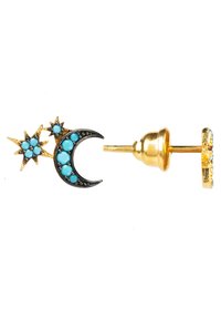Pendientes en tono dorado con forma de media luna y dos estrellas, adornados con piedras de turquesa y acentos negros. Diseño detallado y texturizado.