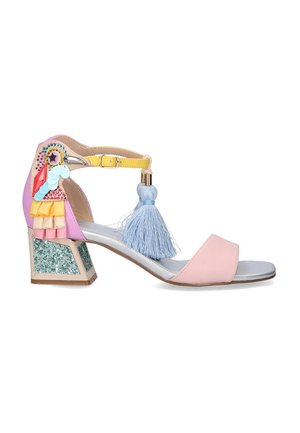 Sandal de tacón alto en rosa y azul pastel con un borlón decorativo, tacón de bloque brillante y acentos coloridos en el lado.