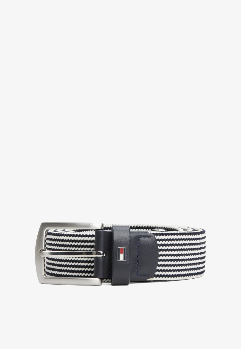 Marineblauw en wit gestreepte geweven riem met een zilveren metalen gesp en leren accenten. Bevat een logo op het leren riemgedeelte.