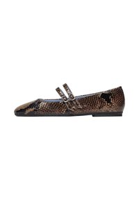 Scarpa piatta in pelle stampa serpente marrone e nera, con due doppie cinghie sulla parte superiore e punta tonda. Texture liscia, tacco minimale.