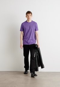 BOSS TEE - Paprasti marškinėliai - dark purple