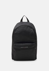 Zaino nero in nylon dalla forma arrotondata, con due scomparti con zip e una tasca frontale. Presenta il logo sul davanti.