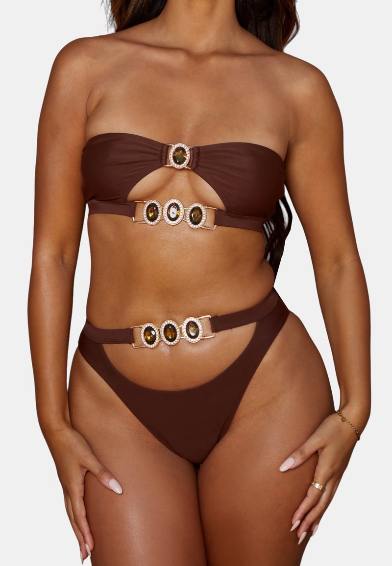 Brun bandeau bikini med udsnit detaljer, prydet med tre smykkesmykker på toppen og bunden. Glat stof, design med minimal dækning.
