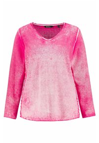 Růžový top s dlouhým rukávem, výstřihem do V, měkkou texturou látky a barevným přechodem s mírně volným střihem.