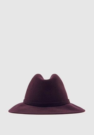 Paarse vilt hoed met een brede rand en een hoge, puntige kroon. Bevat een bijpassende stoffen band rond de basis. Glad oppervlak.