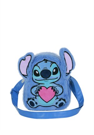 Bolso bandolera de peluche azul con forma de Stitch sosteniendo un corazón rosa con orejas grandes y una correa ajustable.