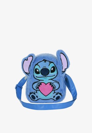 Bolso bandolera de peluche azul con forma de Stitch sosteniendo un corazón rosa con orejas grandes y una correa ajustable.