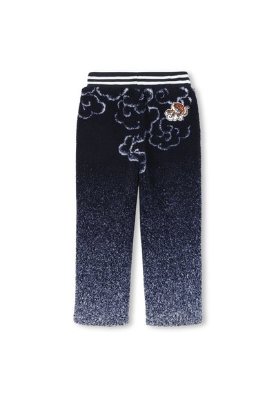 Fleece broeken met een gradient van donker marineblauw naar lichtblauw, voorzien van wolkenpatronen en een oranje geborduurd tijgerembleem op de bovenbenen.