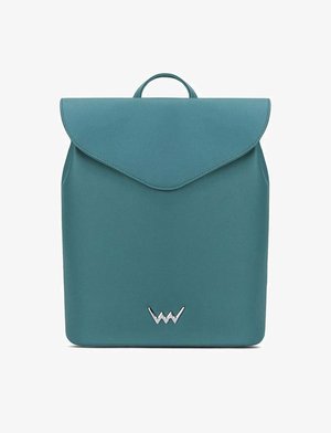 Türkisfarbener rechteckiger Rucksack mit Klappenverschluss, einem oberen Griff und kleinem silbernem Logo nahe der unteren Mitte.
