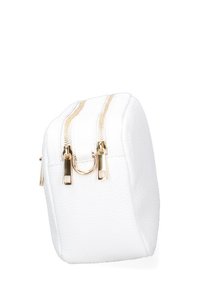 Borsa in finta pelle bianca con due cerniere dorate. Forma arrotondata, superficie texture e un accento circolare in metallo dorato.