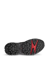 Semelle d'une chaussure ECCO noire avec un motif de bande de roulement robuste et un design rouge en forme de X près de l'avant pour l'adhérence et la traction.
