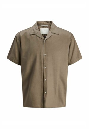 Camisa de manga corta en verde oliva, tejido ligero, diseño con botones en el frente, cuello puntiagudo y cinco botones perlados.