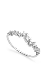 Anello in argento con una serie di diamanti tondi incastonati in una montatura a griffe, caratterizzato da una fascia liscia e lucida e da dimensioni di pietre alternate.