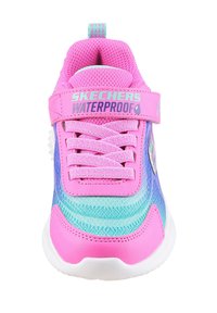Rosa und blaue Mesh-Sneaker mit wasserdichtem Label, verstellbarem Riemen und strukturierten Details. Verfügt über eine weiße Gummisohle und farbenfrohe Akzente.