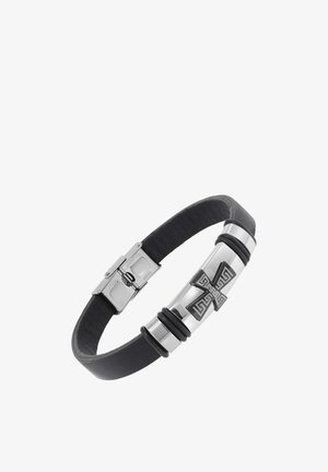 Schwarzes Lederarmband mit einer zentralen silbernen Metallplatte mit einem schwarzen gemusterten Kreuz und einem silbernen Verschluss.