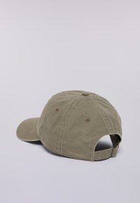 Khałowa czapka z daszkiem wykonana z bawełny, z zakrzywionym daszkiem, regulowanym paskiem z tyłu oraz przeszywanymi oczkami wentylacyjnymi.