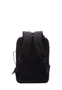 Zwarte rugzak met gewatteerde schouderbanden, een gestructureerd oppervlak en een geometrisch patroon aan de achterkant. Beschikt over verstelbare gespen en ritsen.