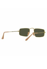 Occhiali da sole rettangolari in metallo dorato con lenti verde scuro. Presentano aste sottili con punte beige morbide. Design minimalista senza motivi.