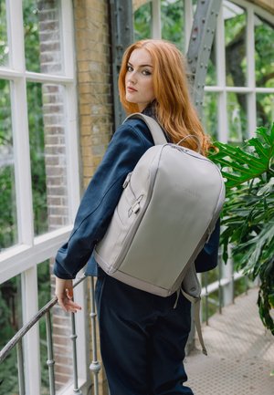 Beckmann Norway, BECKMANN OF NORWAY BACKPACK STREET GO UNISEX - Ryggsekk - warm grey
