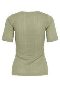 Top scurt de culoare verde măslin, cu mâneci scurte, realizat dintr-un tricot texturat, având dungi verticale și un guler cu margini ondulate. Design ajustat, cu detalii subtile.