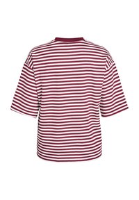 Randig t-shirt i mörkröd och vit, korta ärmar, rundad halsringning, avslappnad passform, bomullsmaterial, synliga sömmar längs fållen.