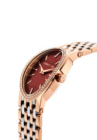 Orologio in rosé con quadrante ovale bordeaux, dettagli in cristallo e bracciale in metallo bicolore con maglie intrecciate.