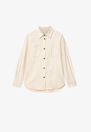 Chemise crème à manches longues avec boutons, fines rayures verticales noires, deux poches poitrine et boutons noirs sur le devant.