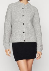 Gestuz Strickjacke - light grey