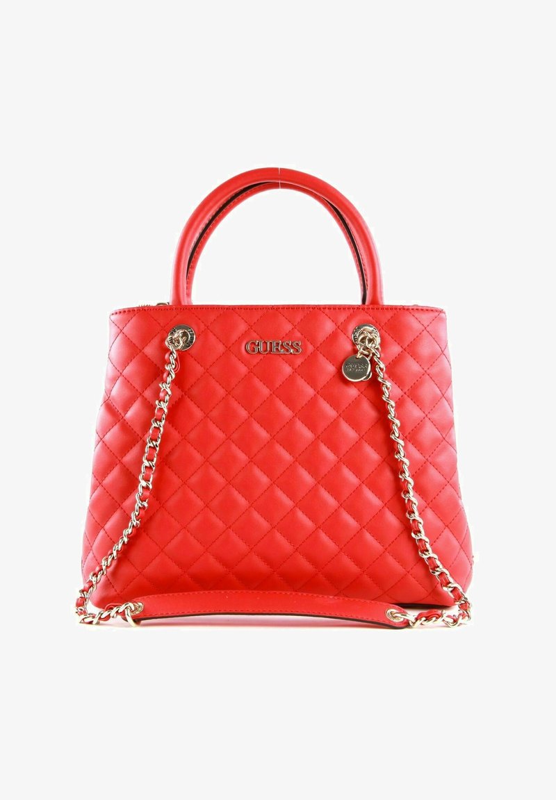 Sac à main en cuir rouge matelassé avec poignées supérieures et bandoulière chaîne dorée, avec logo Guess et pendentif métallique rond.