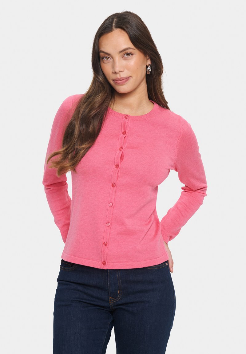 Roze cardigan van zachte stof met lange mouwen, een ronde halslijn en knoopsluiting aan de voorkant. Opvallende details zijn de tonale knopen.