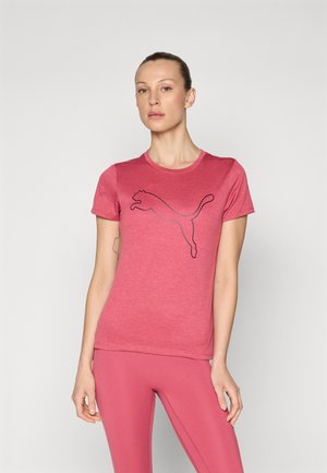 T-shirt rose à manches courtes en tissu texturé, avec un grand logo noir de Puma sur le devant, porté avec des leggings roses assortis.